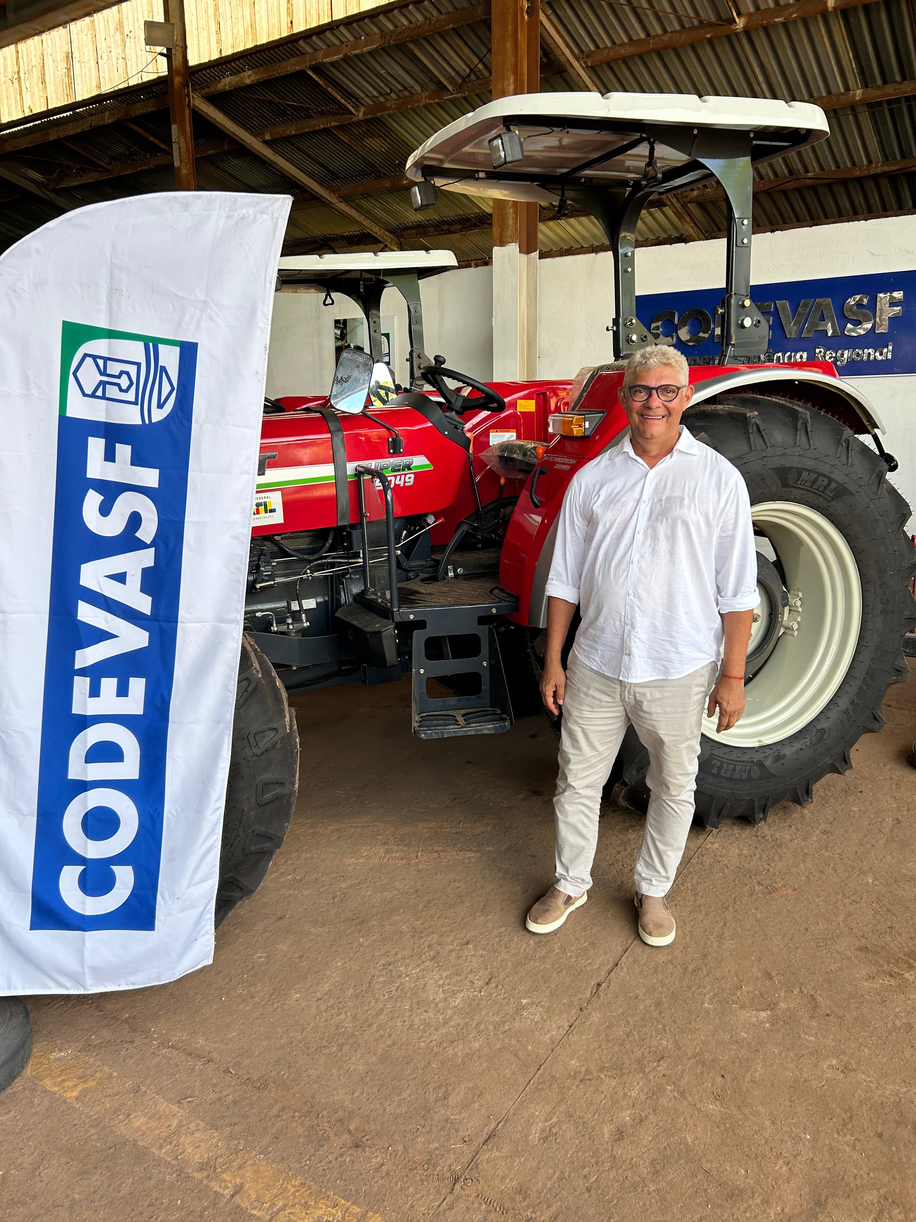 Prefeito Zé Martins garante trator, plantadeira, grade aradora e carreta para fortalecer agricultura familiar de Bequimão